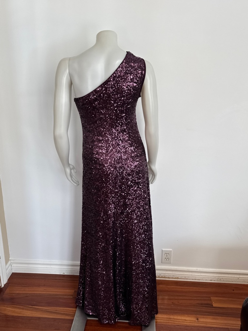 VINCE CAMUTO - one shoulder sequin gown. Size 14. Fits 12 & 14 - Picture 7 of 13